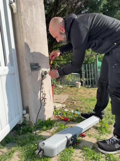 Remplacement d’un ancien motorisation par un scs sentinelle gamme pro. #electrician #electriciansoftiktok #electricianlife #electricians #work #worklife #pourtoi #foryou #electricien #artisan #artisanat #workinprogress @bricoprive @boschpowertools @wihaofficial