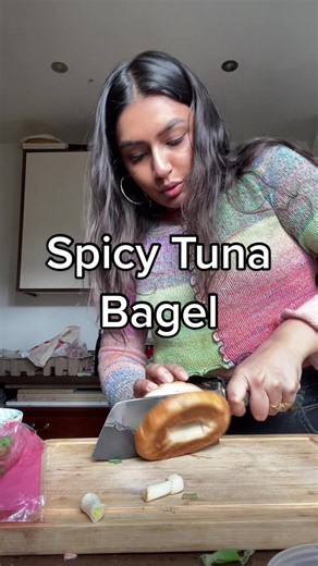 Spicy tuna bagel before I go out. #tuna #bagel #20minsrecipe #recipe #spicytuna