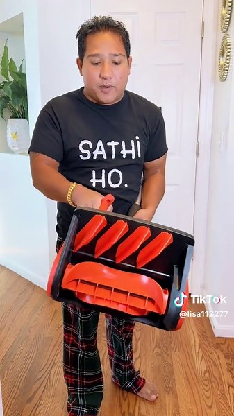 “Clear the snow fast—Christmas sale, only 100 available. First come, first served!