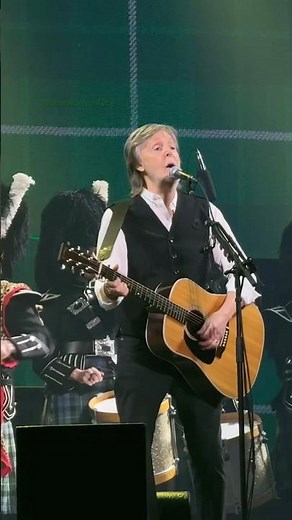 ‪@PaulMcCartney‬ & ‪@parisportdoverpipeband5386‬ perform Mull of Kintyre in Hamilton, Canada