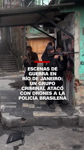 291K views · 4.9K reactions | Autoridades del estado de #RíodeJaneiro dieron a conocer imágenes donde se ve cómo un dron arroja una bomba a fuerzas policiales, durante un impactante megaoperativo en una favela. Al menos 132 personas murieron en lo que fue calificado como la operación más grande y letal de la historia de la ciudad brasileña, donde 2.500 agentes se movilizaron para capturar a presuntos miembros de la banda narcotraficante Comando Vermelho. | CNN en Español | Facebook
