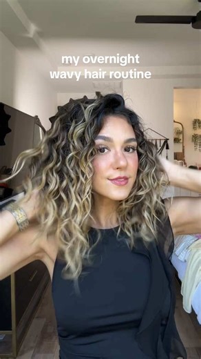 this is my go to wavy hair routine as of late! on hair wash day i style as usual, sleep on my air-dried gel cast & do a quick refresh in the morning 🫶 products used - https://liketk.it/4N1VE #airdryhair #wavyhair #naturalhair #wavyhairroutine #hairtututorial #hairtok