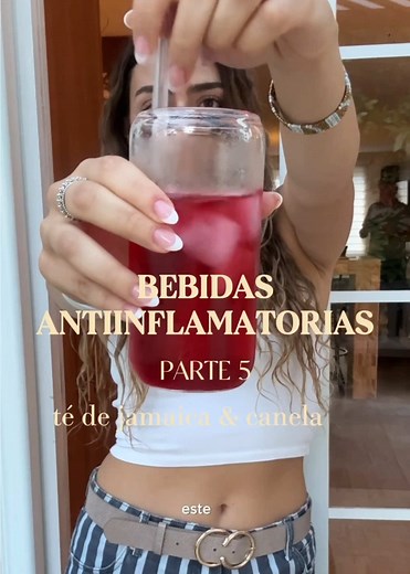 Esta bebida antiinflamatoria de 2 ingredientes es FACILÍSIMA de preparar y te vas a sentir desinflamada desde la primera vez que la tomes. Ingredientes: - 1 1/2 taza de agua - 1/2 taza de flor de jamaica - 2 cdtas de canela en polvo (puedes usar una raja de canela completa, yo no tenía jejeje) - Hielos y agua fría Sigue la receta del video y listo!! Platícame en los comentarios si haces esta o cualquier otra de mis recetas antiinflamatorias y dale like para la siguiente parte 💌⭐️😋 #bebidasanti