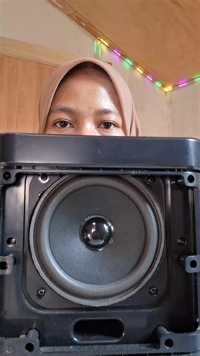 Speaker Bluetooth Portabel dengan Mikrofon Gratis