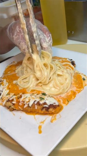 The CHICKEN VODKA PARMESAN TOPPED w/ FETTUCCINE ALFREDO from Elm Street Diner in CT! 🤤 #DEVOURPOWER
