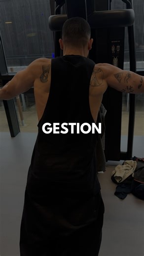 Steeve Coach Mindset / Perte de Gras on Instagram: "Clique ici 🫵🏾 Quand la nourriture devient un refuge, le corps finit par porter ce que l’esprit n’a pas exprimé. 🧠 Manger sain, ce n’est pas seulement compter des calories. C’est apprendre à reconnaître ses émotions, ses déclencheurs, ses vrais besoins. Plus tu règles ce qui se passe dans ta tête, plus tes choix deviennent simples dans ton assiette. L’équilibre commence toujours à l’intérieur. 💭✨ #sport #sportif #pertedegras #prisedemasse #p