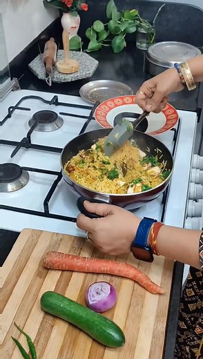 Hello Foodies! Aaj hum bana rahe hain ek special Sindhi Winter Special Thali jisme hai mazedaar aur khile-khile Paneer Pulao uske saath Vegetable Raita aur traditional Sindhi Bajre ki Kutti. Yeh ek complete aur Healthy Indian Dinner/Lunch Meal Recipe hai, perfect for the winter season. Bajre ki Kutti (jo garmi deti hai) aur Veg Pulao Raita ka yeh combo aap aasani se ghar par bana sakte hain. Video mein Step-by-Step tareeka dekhiye aur agar video pasand aaye toh like aur subscribe zaroor karein! 