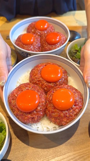 究極のトリプルユッケ丼🍚 濃いめの味付けのユッケに卵黄を絡めればご飯が止まらない！【恵比寿：ヒロキヤ】