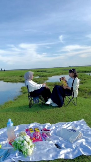 HIJAB | OOTD | SELEBGRAM on Instagram: "Weekend bareng bestie check. From tiktok heyzaynia #selebgram #selebgraminspirasi #ootd #ootdhijab #hijab #outfit #piknik #piknikaesthetic #bestie #reels"
