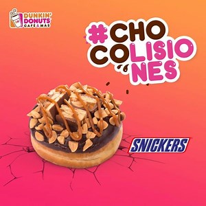 26K views · 243 reactions | CHOCOSNICKERS: Una avalancha de chocolate , crujiente maní 樂 y sabroso caramelo  ha colisionado con nuestras donuts, creando La ChocoSnickers: una fusión entre el sabor único de Snickers y tus donuts favoritas . ¡Porque no eres tú cuando tienes un antojo!  Encuéntrala en todos los locales de Dunkin’ Donuts. | Dunkin' | Facebook