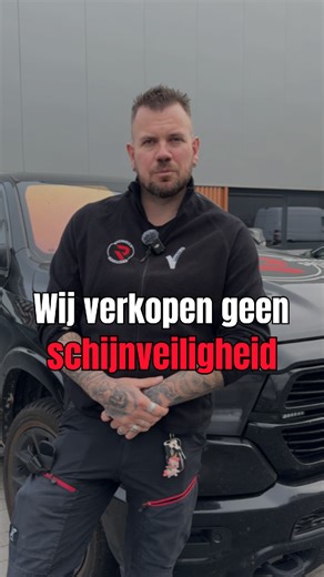 Te veel beveiligingsbedrijven verkopen schijnveiligheid. Mooie praatjes, maar als het misgaat? Dan zijn ze weg. Letterlijk. Bij Reaction Security geloven we niet in “aanwezig zijn” voor de vorm. Onze mensen staan er. Dreiging? Knokpartij? EHBO-incident? Dan stappen wij naar voren. Niet achteruit. Dat is geen gebakken lucht. Dat is echte veiligheid. | Reaction Security