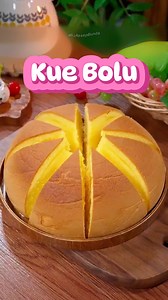 🍰🥛 Kue Bolu Magicom Lembut & Halus Cara mudah bikin kue bolu tanpa oven! Hasilnya lembut, harum susu, dan pasti disukai anak-anak 😍👌 📝 Bahan-bahan: 6 butir telur 300 g tepung terigu protein sedang 75 ml air 150 g gula pasir (opsional, sesuai selera manis) 1 sdt baking powder (supaya lebih mengembang) 1 sdm minyak goreng (untuk olesan magicom) 👩‍🍳 Cara Membuat: Pecahkan telur ke dalam mangkuk, kocok hingga rata. Masukkan tepung sedikit demi sedikit, aduk searah jarum jam (arah matahari) sa