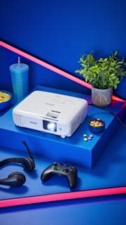 Immergiti in un'esperienza di svago unica con EB-FH06, il nostro videoproiettore Full HD, che garantisce alte prestazioni, immagini luminose e un divertimento senza limiti. #guardaingrande | Epson