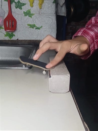 #howtoollieonfingerboard #howtokickfliponfingerboard #fingerboard #fingerboardtricks #fingerboardcompletesetup