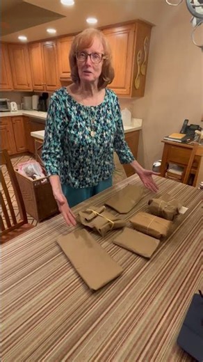 Secret wrapping paper hack for Christmas presents. #wrapping