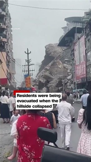 Dashcam captures moment of deadly landslide in China