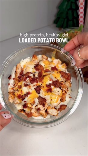 MaKayla Kim Thomas on Instagram: "10 minute meal you can meal prep, single serve, or family size it 👏🏼 reheats perfectly for a quick option before the holiday craziness hits!! Loaded potato casserole from my Homemade cookbook! When you’re ready to make hot girl healthy choices (without compromising taste) get all my easy meals + fitness plans in one spot — makaylathomas. com 🤸🏻‍♀️ #healthymeals #quickmeals #highproteinmeals #easymeals #mealideas"