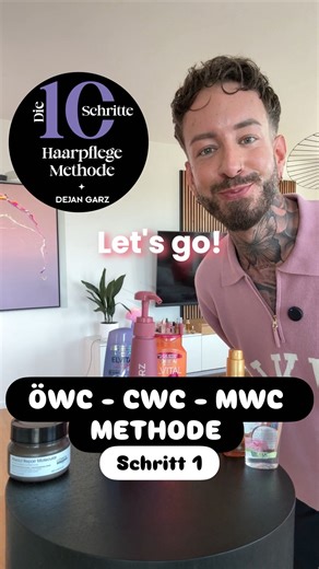 Dejan Garz on Instagram: "SCHRITT 1: ÖWC-CWC-MWC 🚿🫧 Ich habe vor Jahren bereits angefangen, die CWC Methode bekannt zu machen. Damals noch aufs feuchte Haar aufgetragen, um die Haare vor Shampoo zu schützen, wurde die Technik erweitert. Mittlerweile tragen die meisten den Conditioner ins trockene Haar auf, weil es in der Anwendung einfacher ist. Mir persönlich ist die ÖWC Methode am liebsten, weil Öl am stärksten versiegelnde Eigenschaften hat, gleichzeitig wasserabweisend ist, im besten Fall