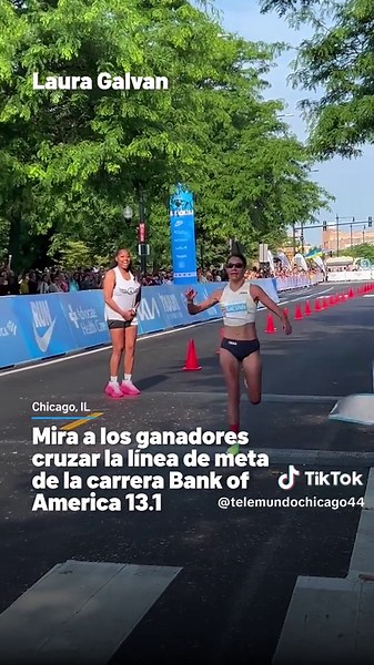 Mira a los ganadores del medio maratón del Bank of America Chicago 13.1 cruzar la línea de meta este domingo.#chicago #telemundochicago #mediomaraton