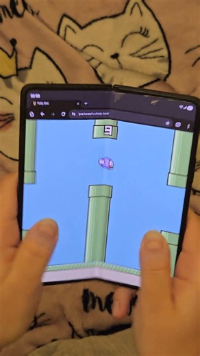 "Foldy Bird" - phiên bản game "Flappy Bird” dành riêng cho điện thoại gập | RGB