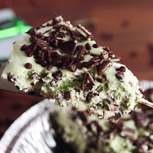 You need to make this Andes Mints Pie for a mint chocolate chip superfan. Full recipe: http://dlsh.it/gQjDnOq | Delish
