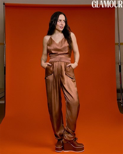 Glamour México y Latinoamérica on Instagram: "Zuria Vega es una voz que inspira. Con cada proyecto, se reinventa, mostrando nuevas facetas de su talento y dejando claro que el éxito también se mide en autenticidad. 🧡 No dejes de leer su entrevista de #GlamourAgosto en nuestro 🔗 en bio."