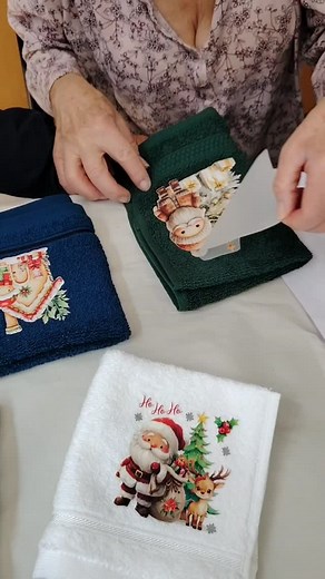 1.1K views · 32 reactions |  Aprende a colocar los transfer en Tela en 3 sencillos pasos . Son perfectos para toallas, camisetas, delantales, jeans y más  . MATRIZ: Lumbisí SUCURSAL: El Inca . Info  0983045666 . Diseños @arteshalom20 . . . #manualidades #cursosdepintura #transfer #navidad2025 #arteshalom | Arte y Madera Quito | Facebook