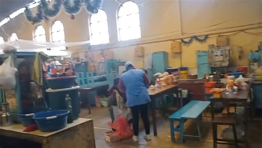 “Una de cal y otra de arena”. En la sección cafeterías del mercado 10 de Noviembre, las comerciantes se muestran tranquilas luego de contar con el suministro de gas natural en sus puestos de venta, lo que les permite desarrollar sus actividades con normalidad. | Radio Kollasuyo