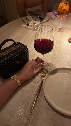 MIA GREEN on Instagram: "My main priorities when trying to grow my glutes and the things I wish I could’ve emphasised to my younger self to save her so much time😅 •structure your workouts correctly and utilise compounds, unilaterals and isolation exercises •utilise progressive overload •fuel your body and training and focus on high protein meals •prioritise rest and recovery •track your lifts and progress And most importantly stay CONSISTENT! Make sure you’re prioritising all of the above but c