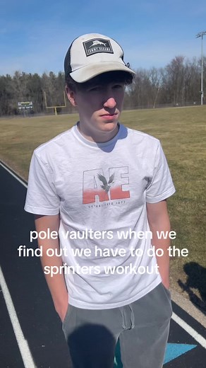 wdym we can’t just stretch and then go right to the pit @loren_ojerio @amelie.ber #track #trackandfield #polevault #sprinter