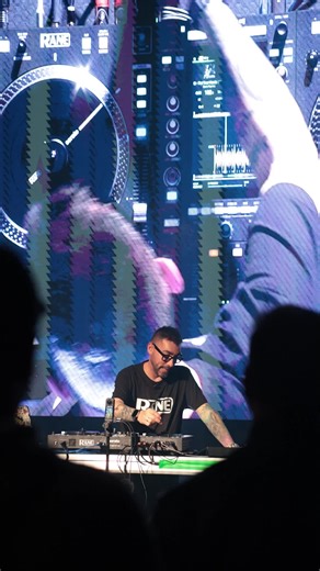 ASÍ FUE LA PRESENTACIÓN DE LA RANE SYSTEM ONE🔥 El pasado jueves, nuestro showroom se llenó de energía con uno de los lanzamientos más potentes del momento. Gracias a todos los que vinisteis a descubrir en directo la nueva RANE System One, ahora compatible con Serato DJ Pro ✨ Durante el evento pudimos explorar todas las posibilidades de la mano de Guillermo Castellano de este sistema todo en uno: platos motorizados de alto torque, pads de rendimiento, efectos avanzados y una arquitectura pensada