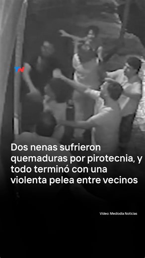 TN - Todo Noticias on Instagram: "Lo que debía ser una celebración familiar se convirtió en una noche de miedo. Un festejo navideño en Córdoba capital terminó con dos nenas heridas por explosiones. El hecho provocó una feroz pelea en plena calle, luego de que los padres salieran a reclamar por el uso irresponsable de pirotecnia por parte de los vecinos. "La pusieron una silla de rueda porque no puede apoyar el pie y tiene también perforación de tímpano", dijo la tía abuela de una de las nenas he