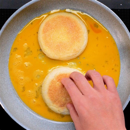 【ワンパントースト史上1番旨い♡】「なんで誰も教えてくれなかった！？」「忙しい朝に大活躍！」簡単便利な大人気トーストレシピ / Easy Grilled Sandwich レシピはこちら！https://www.buzzfeed.com/jp/kazunoritakeda/easy-grilled-sandwich-movie | Tasty Japan