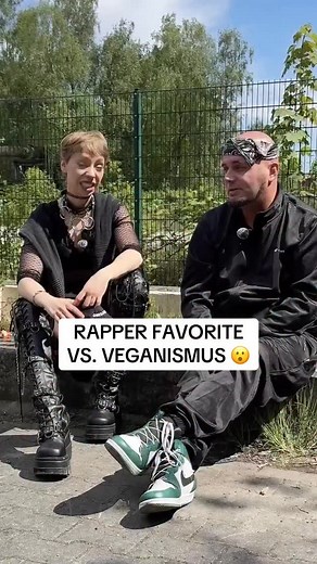 Diskussionsmonster 😈 Danke für den Austausch @favorite_hoa - volles Gespräch bei auf YouTube 🎥 Kommentiere PROTEIN für meinen gratis ultimativen veganen Protein-Guide 💪👀 ‼️ @warum_vegan_com | Warum-Vegan.Com 🤝 @wie_vegan_com | Wie-Vegan.Com ➡️ GRATIS ULTIMATIVER ERNÄHRUNGSGUIDE 💪 . . #veganfitness #fleisch #bauer #tierschutz #klima #politik | Die Militante Veganerin