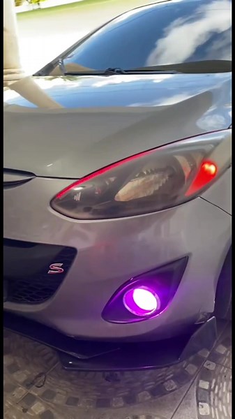 Luces y accesorios para este Mazda Demio🔥 #autoadorno #autoadornosrd #electricista #viral #fyp: #foryou #foryoupage #auto #autocar #accesoriosparacoche #carmodification #carmodified #lucesled #modificaciondefaros #claxon #bocinas #ambientcarlight #carlights #rgblights #ambientlight #mazdademio