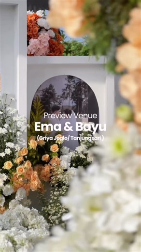 Wedding & Event Organizer Blitar on Instagram: "Preview Venue @emadwl & @sssbayu Venue : @griyajoglo Catering : @dewaruci.id MUA Mempelai : @readysubagyo_makeup MUA Keluarga : @srikatongriyapaes Attire : @apsara_label @hors.atelier @memoro.bridal MUA Keluarga : @srikatongriyapaes Dekorasi : @laiqa_decoration Persewaan : @ciliwung_tent Lighting : @g_stage_lighting Photo & Video : @projek.musha MC Akad & Temu : @risang_dananjaya MC Resepsi : @akbarpatria Entertainment : @maralyn.music Videobooth :