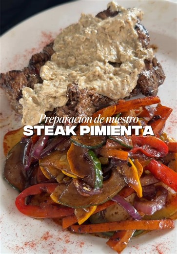 nuestro Stick Pimienta, un corte preparado 100% a la parrilla, asado al término que tú prefieras para que lo disfrutes exactamente como te gusta. Sellado al fuego, jugoso por dentro y acompañado de nuestra salsita especial con un toque picante 🌶️ que resalta los sabores y hace de esta preparación algo único en el Quindío. Este plato viene servido con:🥔 Cremoso puré de papa🥦 Verduras frescas salteadas al wok🔥 Todo recién hecho, con el sabor auténtico de la cocina típica y la técnica de la par