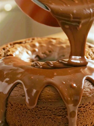 🍫 Bolo de Chocolate Super Fofinho Um bolo de chocolate macio, úmido e com sabor intenso. Perfeito para servir no café da tarde ou fazer aquela cobertura de brigadeiro irresistível. Ingredientes • 3 ovos • 2 xícaras (chá) de açúcar • 1 xícara (chá) de óleo • 1 xícara (chá) de leite morno • 1 xícara (chá) de chocolate em pó 50% cacau • 2 xícaras (chá) de farinha de trigo • 1 colher (sopa) de fermento em pó • 1 pitada de sal Modo de preparo 1. Preaqueça o forno a 180°C e unte uma forma com manteig