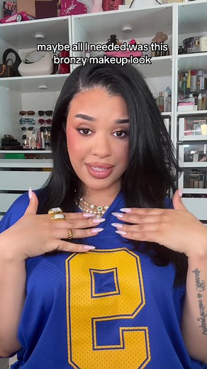 okay but this bronzy look🤌🏼 YES the tutorial is locked and loaded 🫡🤎😉 #bronzemakeup #bronzymakeup #makeup #summermakeup #glowy #bronzer #makeuptutorial #carriebradshaw