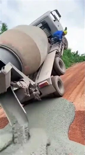 HEAVY DUTY FAIL! Rear Load Too Heavy, Truck Struggles Uphill #trucking #fail #heavyload