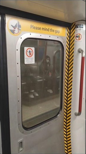 홍콩 MTR 췬완선, MTR 메트토카멜 직류형 전동차 C246편성 출입문 닫힘영상.