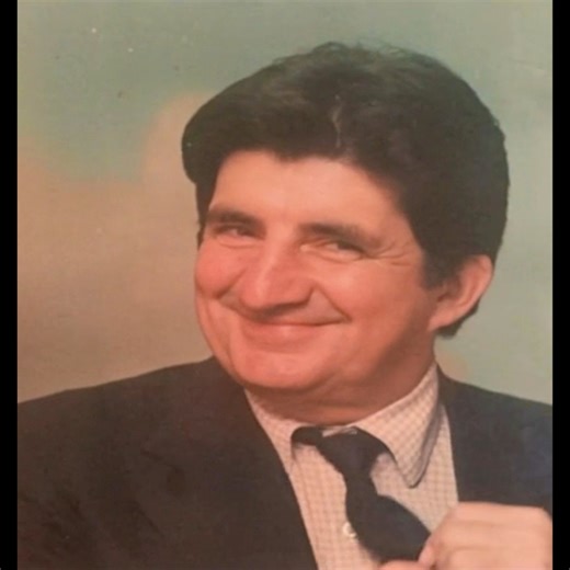 Casi son 20 años de tu extraña partida… la justicia nunca llegó para aquellos que causaron heridas las cuales desencadenaron tan dolorosa partida. Pero querido tío, dejaste una gran imagen y grandes historias hermosas en todas las personas que en verdad te conocieron…. Un abrazo fuerte y en algun momento nos encontraremos para echar un juego de domino nuevamente. Te extraño mucho, Tío. ♥️ | Jorge Coco
