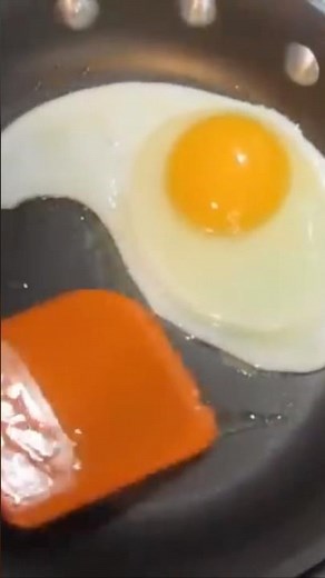 EGG OVER EASY 😍 Master Technique 😍 #food #learning #eggs #cooking #tips #tutorial