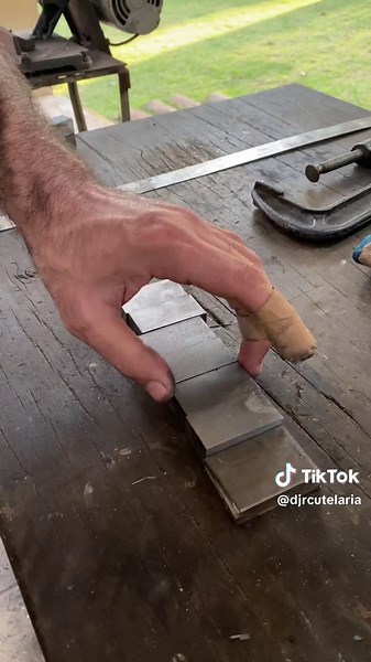 DJR Cutelaria (@djrcutelaria) - Como forjar um damasco pluma? #handmade #cutelaria #bladesmith #knife #damascus #tutorial