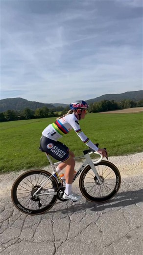 in case you haven’t seen my new bike yet😜🌈 #roadcycling #specialized #newbike #worldchampion #itallstartswithdreaming