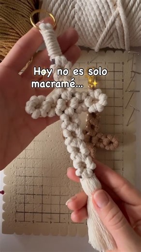 @macrame.imagine on Instagram: "Hoy, en Navidad ✨✝️ Te muestro cómo hacer un crucifijo de macramé con nudos sencillos y mucha calma 🤍🧶 Un pequeño detalle hecho a mano que transmite paz y significado ✨ 👉 Guárdalo para hacerlo con tiempo 👉 Compártelo con alguien a quien le pueda inspirar 👉 Sígueme para más macramé con alma 🤍 #macrame #macramediy #hechoamano MACRAME MACRAMÉ DIY HANDMADE HECHOAMANO FAITMAIN ARTESANIA ARTIGIANATO KNOTS NUDOS NOEUDS KNOTEN DECOR DECORACION DECORACIÓN DECORAZIONE