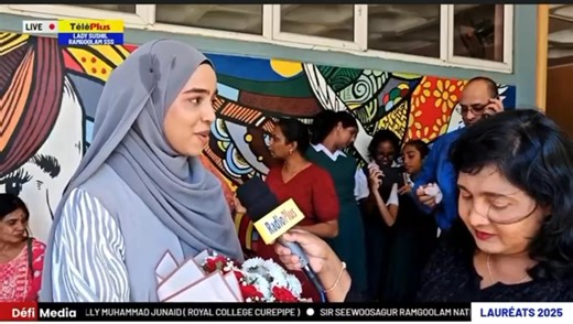 Yearoo Beebee Husnaa Zeenat, lauréate au Lady Sushil SSS : « 13 unités au School Certificate » Son leitmotiv : toujours faire de son mieux. Yearoo Beebee Husnaa Zeenat n’a pas pu réaliser son rêve de fréquenter le Droopnath Ramphul College, mais elle s’était fixé un objectif clair : devenir lauréate. Un pari réussi, qui fait aujourd’hui la fierté du Lady Sushil SSS. Malgré 13 crédits obtenus aux examens du School Certificate, elle n’a jamais baissé les bras. | Defimedia.info