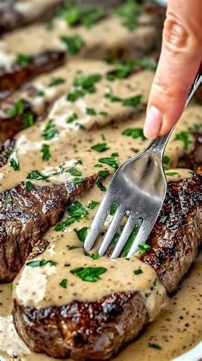🥩 Creamy Peppercorn Steak (Steak with Rich Herb Sauce)