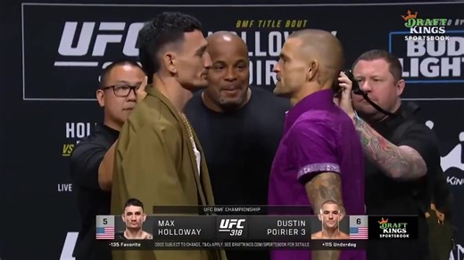 Daniel Cormier faces off Max Holloway and Dustin Poirier at the #UFC318 press conference 👀🔥 🎥 @ufc | 𝑴𝑴𝑨