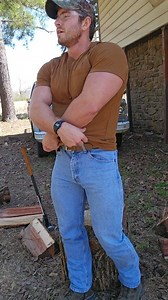 12K views · 4K reactions | This is what I was talking about when I said it's hard to split a knot. When you hit the log on a knot where it protrudes from the side, it's very, very hard to split. Sometimes, the hard way isn't the best way 藍 but I wanted to try it anyway. | Derrick Henry | Facebook